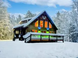 Ski Chalet 6 min to Sunday River - Hot Tub, Home Theater, Game Room, Fire Pit - Sleeps 12 - بيتيل