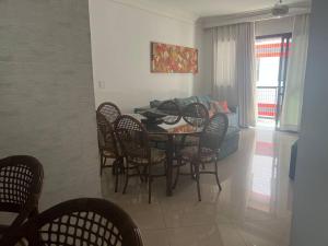 Apto a 400 m da praia da Enseada