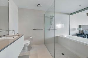 1BR Couples Retreat in Circle on Cavill (Best Location!)