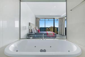 1BR Couples Retreat in Circle on Cavill (Best Location!)