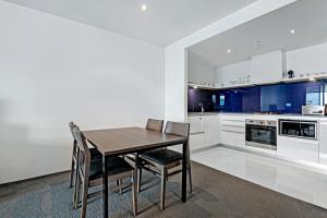 1BR Couples Retreat in Circle on Cavill (Best Location!)