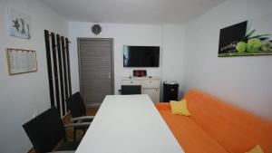 Apartments with parking space Njivice, Krk - 21771