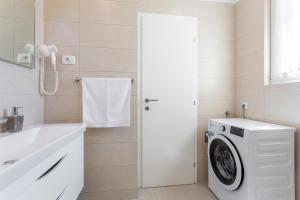 Apartments by the sea Podstrana, Split - 11935