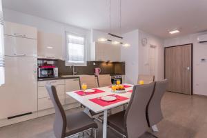 Apartments by the sea Podstrana, Split - 11935