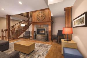 Country Inn & Suites by Radisson, Forest Lake, MN