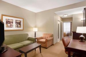 Queen Suite with Kitchen - Disability Access/Non-Smoking room in Country Inn & Suites by Radisson Ithaca NY