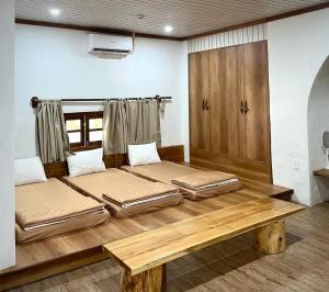 Phòng Ngủ Tập Thể Cho Cả Nam Và Nữ (Mixed Dormitory Room)