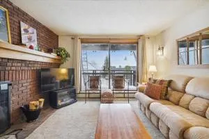 Ski on ski off, conveniently located, 2 bedroom condo with beautiful views, access to indoor pool Sunrise B3 - Killington