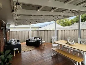 The J's - Pets welcome outside - كينغستون ساوث إييست