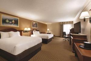 Queen Room with Two Queen Beds room in Country Inn & Suites by Radisson Portland TX