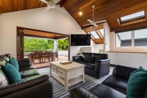 Clarkes Beach Villa - steps to beach & Byron town