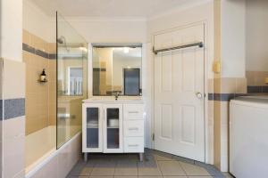 Clarkes Beach Villa - steps to beach & Byron town