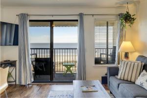 Two Community pools Queen Bunk Beds Sleeper sofa Bikes & Beach Gear included