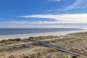 Two Community pools Queen Bunk Beds Sleeper sofa Bikes & Beach Gear included