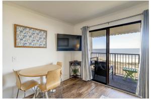 Two Community pools Queen Bunk Beds Sleeper sofa Bikes & Beach Gear included