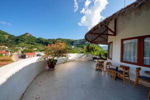 Phòng Ngủ Tập Thể Cho Cả Nam Và Nữ (Mixed Dormitory Room)