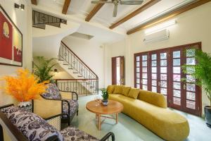 House of Comfort - 3 BR & 3 baths - 1 to Hoan Kiem Lake & Old Quarter