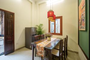 House of Comfort - 3 BR & 3 baths - 1 to Hoan Kiem Lake & Old Quarter