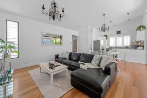 Contemporary Character! 3Bed1.5Bath1Car~New Farm