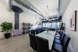 Group-Friendly 6BR Luxury Suite in Prime South Loop Location with Optional Parking and Gym Access Near McCormick Place, Soldier Field and Grant Park