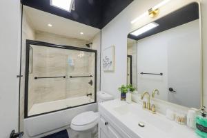 Group-Friendly 6BR Luxury Suite in Prime South Loop Location with Optional Parking and Gym Access Near McCormick Place, Soldier Field and Grant Park