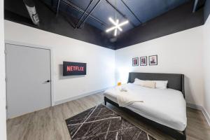 Group-Friendly 6BR Luxury Suite in Prime South Loop Location with Optional Parking and Gym Access Near McCormick Place, Soldier Field and Grant Park