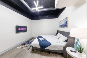 Group-Friendly 6BR Luxury Suite in Prime South Loop Location with Optional Parking and Gym Access Near McCormick Place, Soldier Field and Grant Park