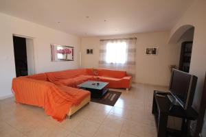 Superbe villa climatisée clôturée, WIFI, 3 km de la mer, 4 belles chambres, piscine privée sur les hauteurs du village LXTOU21