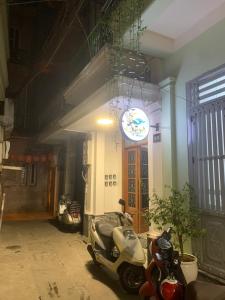 TV-Netflix STU 302 Near Uncle Hos Mausoleum