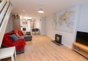 The RED KEEP Fab Location - Two Bed - Two Bathrooms -Townhouse