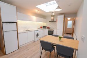 The RED KEEP Fab Location - Two Bed - Two Bathrooms -Townhouse