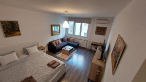 Bright & Quiet - Skadarlija