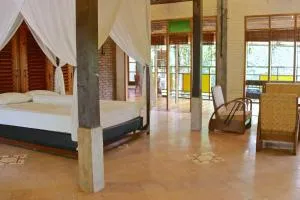 Riverside villa in tropical setting - Jarakan