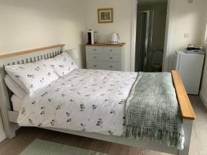 A Cotswold Cabin with Great Views and a Hot Tub