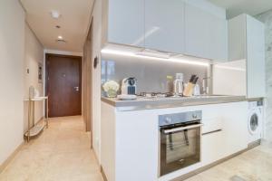 Canal-View Serenity: Modern Studio in Sterling