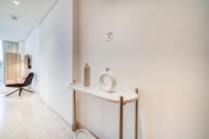 Canal-View Serenity: Modern Studio in Sterling