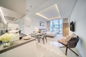 Canal-View Serenity: Modern Studio in Sterling