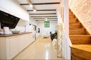Shanghai Hills&Well-time Scandi Loft with Terrace Near Line2 Jing'an Temple - 公寓, Shanghai