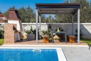 Beautiful 6 bedroom villa in Valbandon