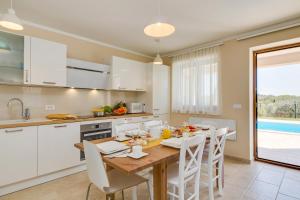 Villa Angelina with 3 bedrooms and Pool in Novigrad