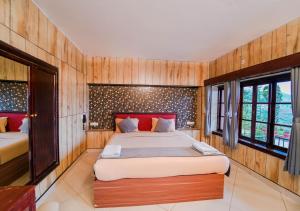 SILENT VALLEY FARMSTEAD OOTY by VOYE HOMES