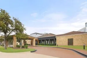 Super 8 by Wyndham Dallas Love Field Airport - Dallas