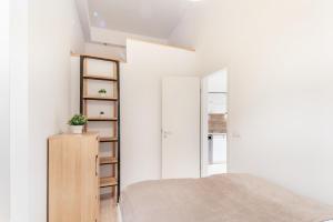 Central and Cute with 3 rooms and AC