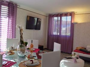 Maisons de vacances Maison 4 pieces avec terrasse, climatisation et parking - Proche plage a Frejus - FR-1-226A-48 : photos des chambres