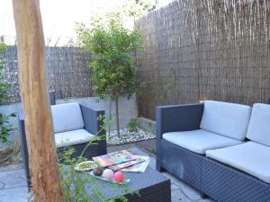 Maisons de vacances Maison 4 pieces avec terrasse, climatisation et parking - Proche plage a Frejus - FR-1-226A-48 : photos des chambres