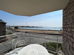 504 - A Erquy, en bordure de la plage du centre, à 800m des commerces