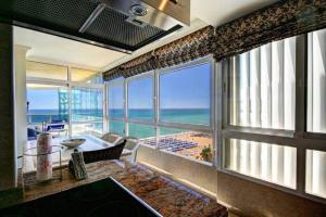 Luxury Suite Penthouse 4 bedrooms facing the sea