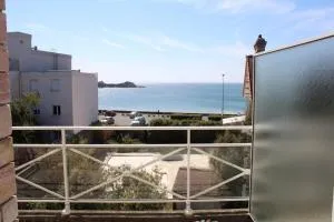 521 - Bel appartement avec balcon vue mer à Erquy en bordure de la plage du centre et à 300m des commerces - 厄尔奇