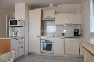 521 - Bel appartement avec balcon vue mer à Erquy en bordure de la plage du centre et à 300m des commerces