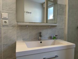 Appartements 652 - Appartement avec terrasse a Erquy Centre, dans une residence recente a 100m de la plage : photos des chambres